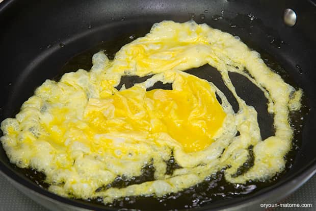チャーハンの顔とも言える卵とご飯。油を多めに入れて馴染ませ、溶き卵とご飯を順番に加えて手早く混ぜる