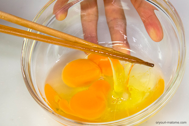 ボウルに卵を割り入れ、泡立てないように軽く混ぜる