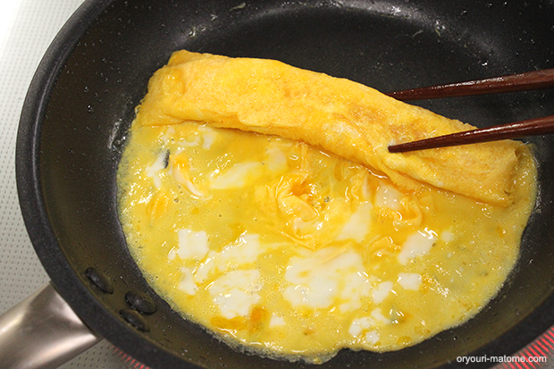 フライパンで卵焼きを作る