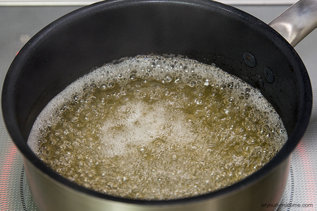 水を沸かし、カツオ出汁を入れる
