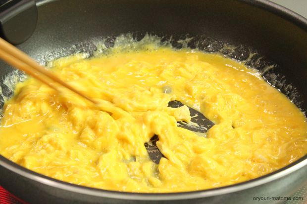 卵液を一気に流し入れ、菜箸でかき混ぜ