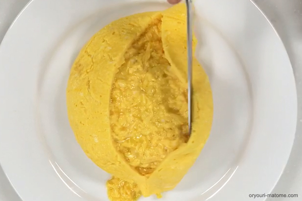 ご飯の上に卵をそっと乗せ、包丁で表面に切り込みを入れて、左右に開く