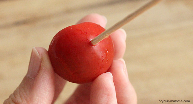 トマトに爪楊枝を軽く指し、2か所ほど穴をあける