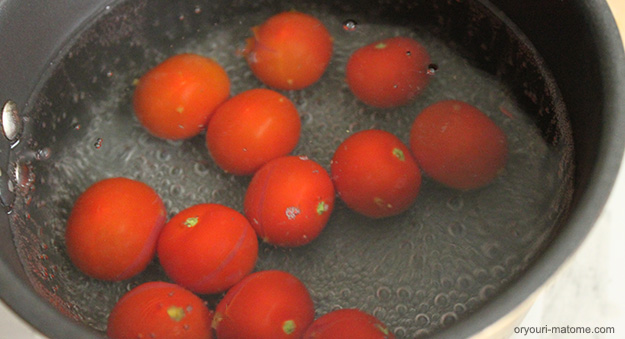 鍋に湯を沸かし、沸騰したお湯に①のトマトをいれる