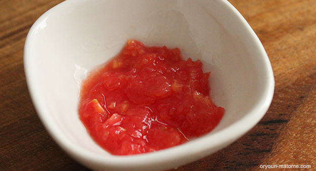 基本の下処理が終わったトマトを、みじん切にする。