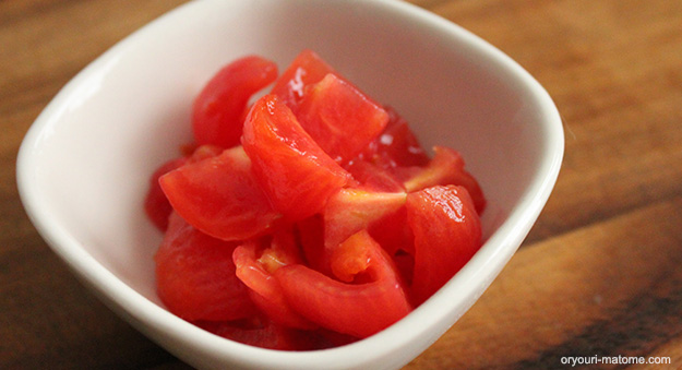 基本の下処理が終わったトマトを、1cm角に切る