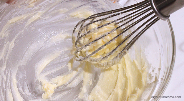 ボウルにバターと砂糖を入れ、白っぽくなるまでしっかりとすり混ぜる
