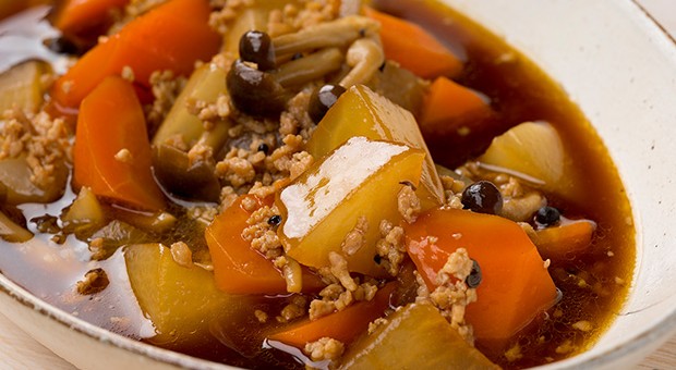 根菜でやさしい味わい！『根菜と鶏挽肉の煮物』のレシピ